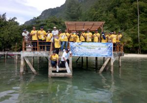 BPBL Ambon Distribusi Bantuan dan Tebar Benih Clowfish di Pantai Ora
