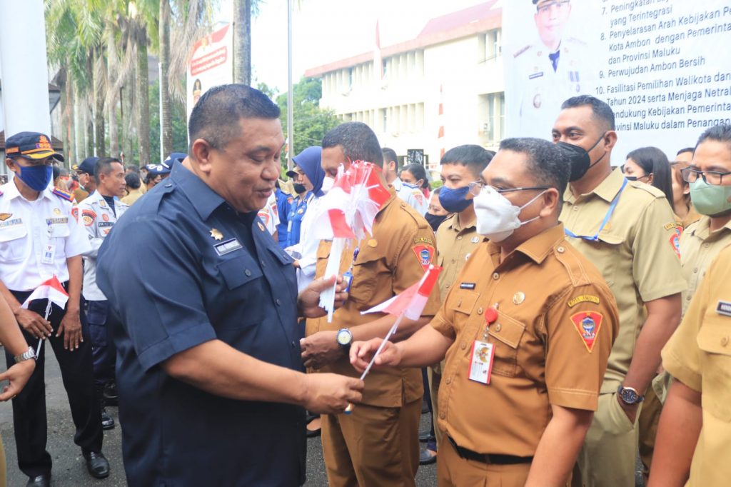 Semarak HUT RI ke 77, Pemkot Bagi Bendera Merah Putih ke ASN dan Warga Ambon