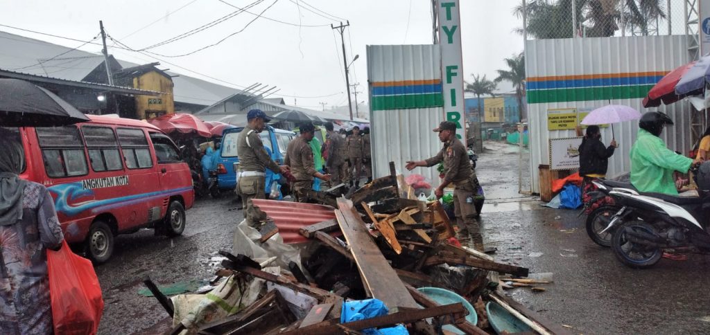 Tanpa Perlawanan, Pemkot Mulai Tertibkan Pedagang di Pasar Mardika