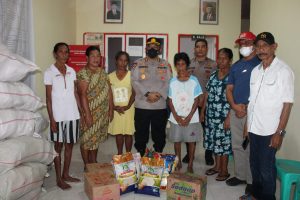 Kapolda Maluku Salurkan Bansos untuk Korban Banjir di Pulau Haruku