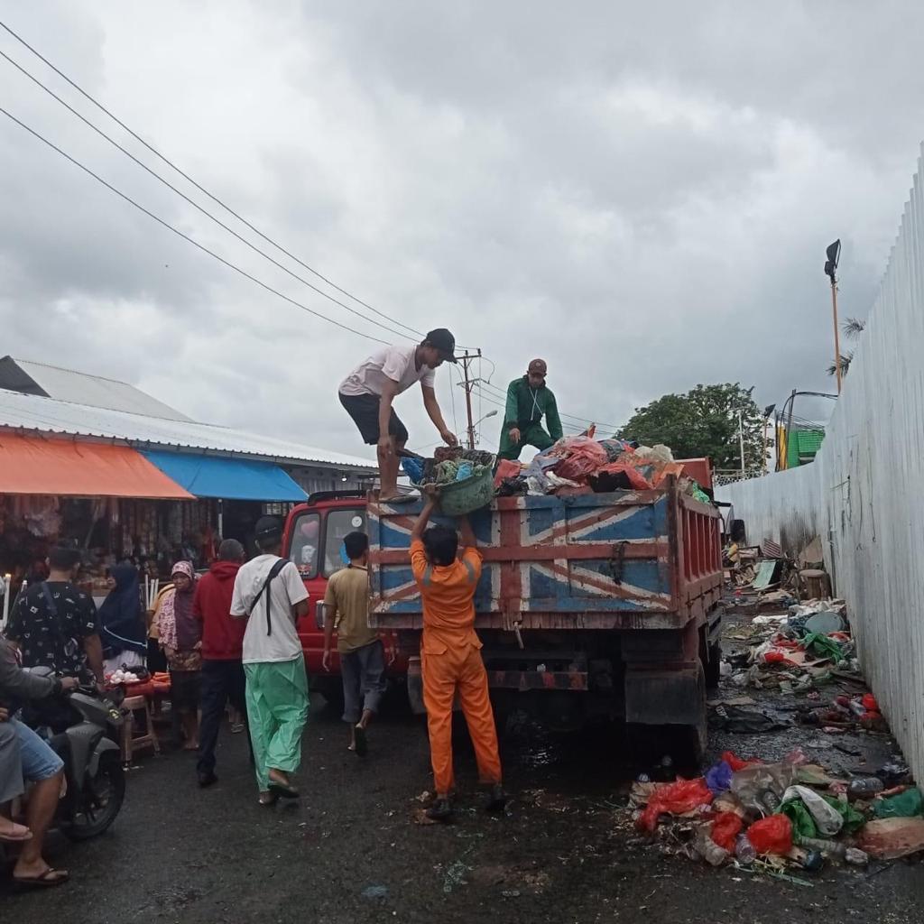 APMA Bersihkan Sampah dan Puing Milik PKL di Pasar Mardika