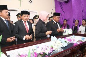 Gubernur Murad Menahan Kesedihan Saat Melepas Jenazah Jones A. Adriaansz