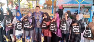 Tiba Dari Amerika Serikat, BMW Berbagi Dengan Ibu-ibu di Kota Ambon