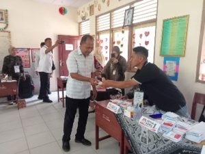 Pj Bupati Malteng Gunakan Hak Pilih di TPS 05 Namaelo