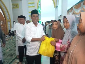 Bupati Maluku Tengah Serahkan Paket Ramadhan di Kelurahan Lesane