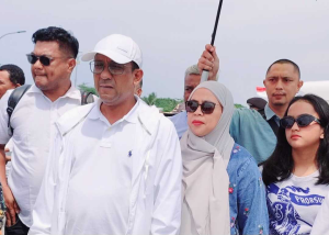 Didampingi Istri, Bupati Ozan Tiba Di Masohi