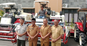 Bupati Maluku Tengah Serahkan Bantuan Alat Pertanian dan Benih Untuk Kelompok Tani