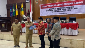 Pemprov Maluku Serahkan Dokumen APBDP  2025 ke DPRD Maluku