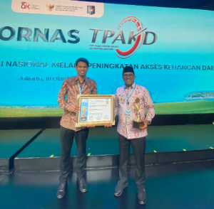 Bupati Malteng Raih Penghargaan TPAKD 2025 dari Menko Perekonomian