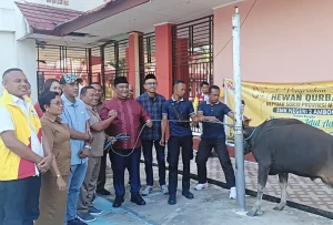 DEPIDAR SOKSI Maluku Serahkan Hewan Kurban ke SMKN 2 Ambon, Ini Pesan Boy Sangadji