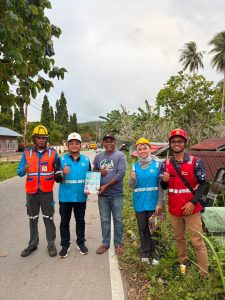 PLN ULP Saumlaki Bergerak Cepat Amankan Bendera di Dekat Jaringan Listrik, Jaga Keselamatan Masyarakat di Tengah Semarak Piala Dunia