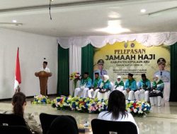 Lepas 7 CJH Aru, Wabup Tekankan Fokus Ibadah dan Jaga Nama Baik Daerah